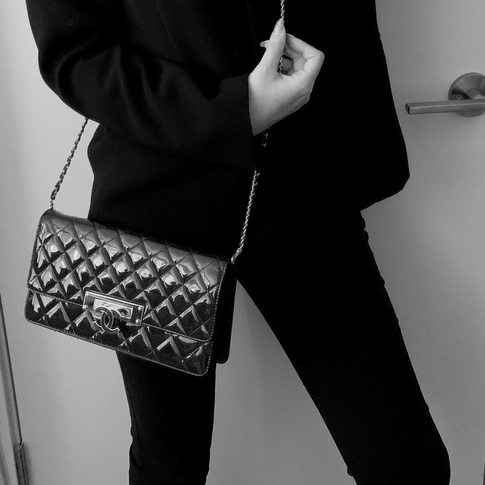Chanel GHW CC Logo Classic Patent Quilted Leather Flap crossbody Bag - Picture 5 of 15